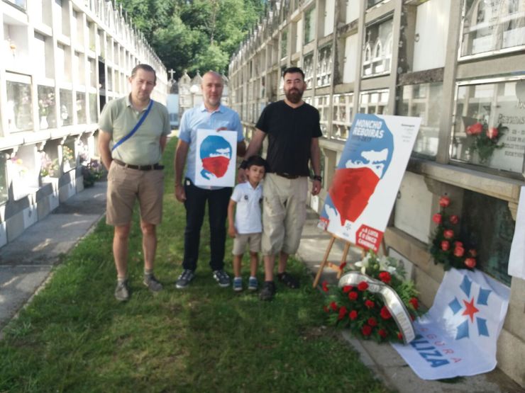 Agora Galiza deposita unha coroa de flores onde está enterrado Moncho Reboiras 