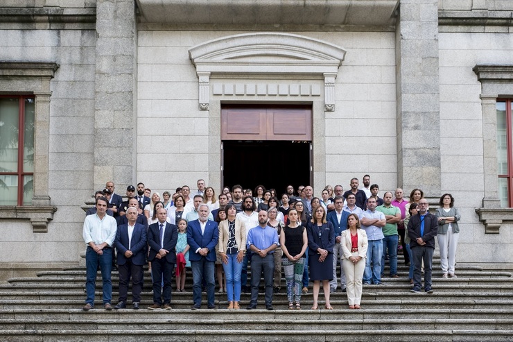 Concentración ante o Parlamento en repulsa contra o atentado de Barcelona