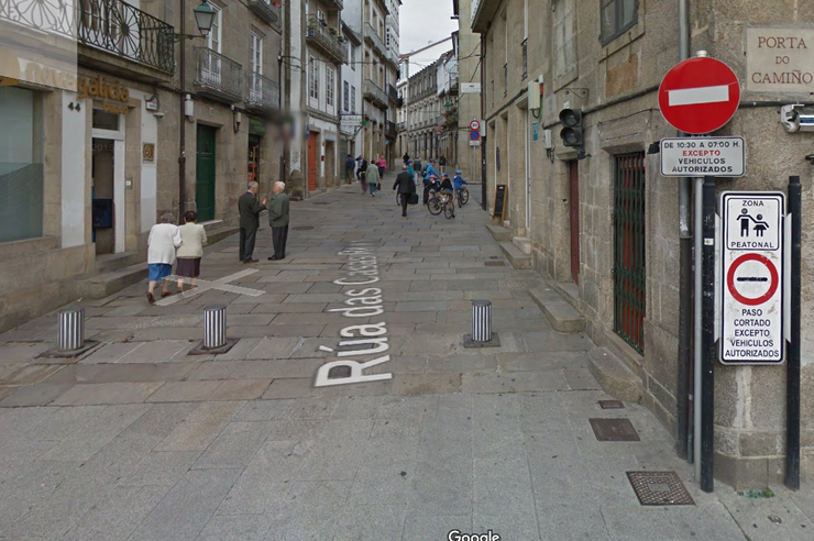 Acceso á zona vella de Santiago polo Camiño de Santiago, con un dos catro bolardos da Porta do Camiño baixado para permitir o acceso de vehículos 