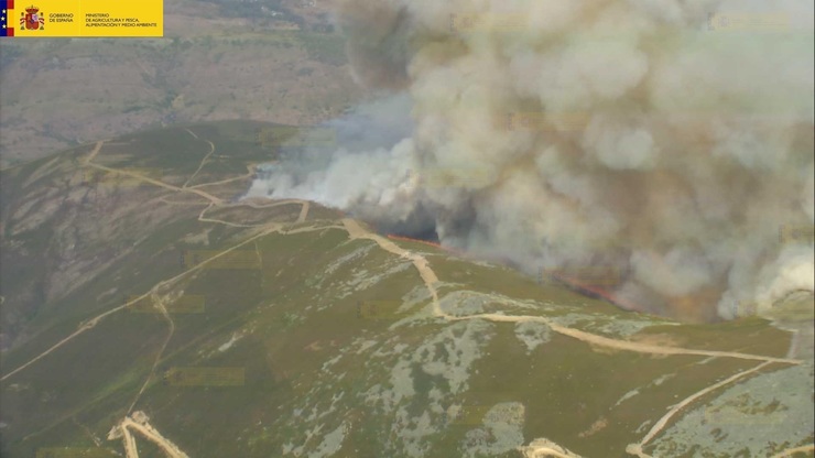 Incendios.- Medio Ambiente envía 10 medios aéreos ao incendio forestal declarado