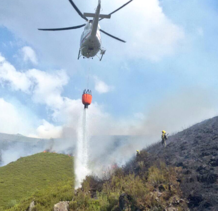 Helicóptero nas tarefas de extinción dun incendio en Chandrexa 