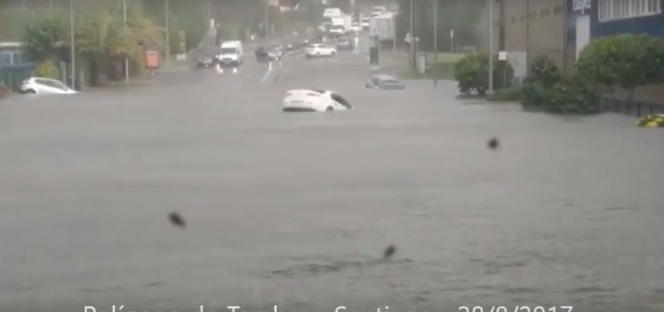 Inundacións no Polígono do Tambre, en Santiago, con varios vehículos afectados 