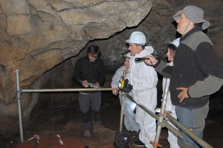 Román Rodríguez González visita a Cova Eirós 