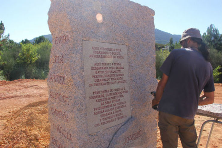 Monumento aos nove asasinados republicanos na Volta da Moura realizado polo escultor Marcos Besada