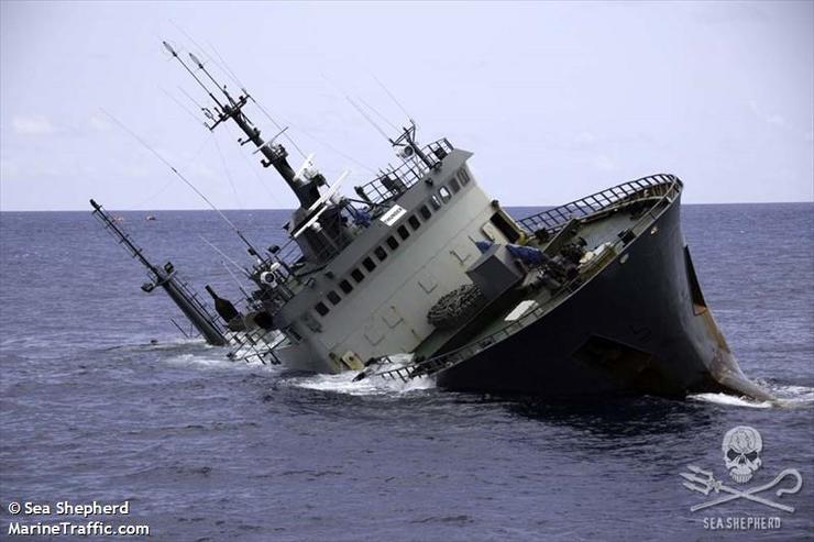 O Thunder afundíndose no Golfo de Guinea nunhas imaxes tomadas dende o Sea Sephard, o buque ecoloxista que o perseguía
