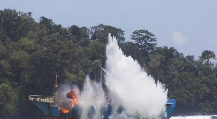 A mariña de Indonesia rebenta con explosivos o Viking 