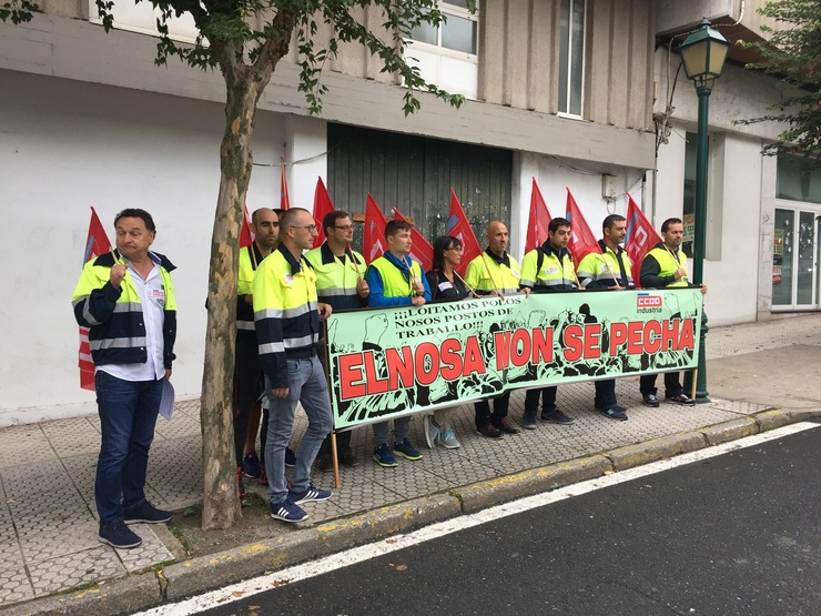 Concentración de traballadores de Elnosa ante o Parlamento 
