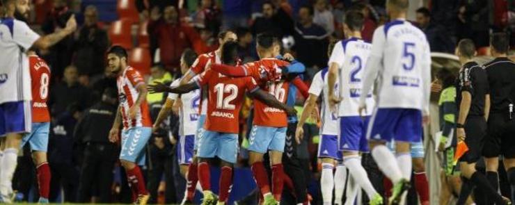 Os xogadores do Lugo celebran a vitoria fronte ao Zaragoza. 