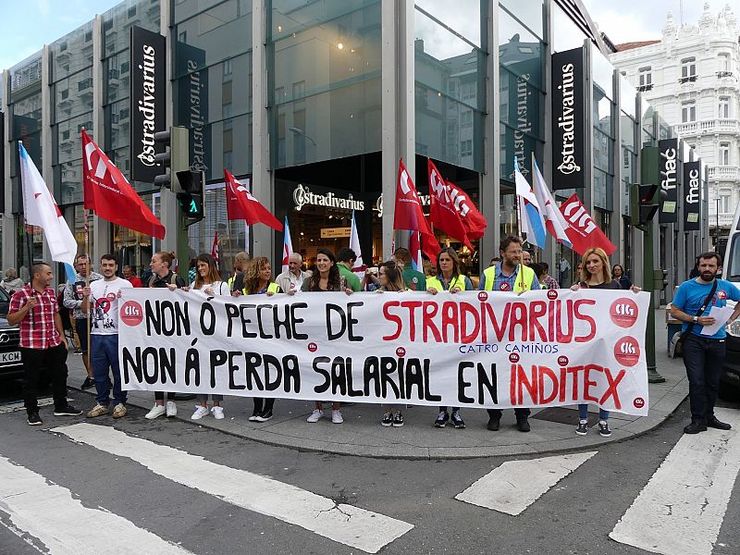 Traballadoras de Stradivarius protestan contra o peche de tendas e o deterioro das condicións laborais na Coruña 