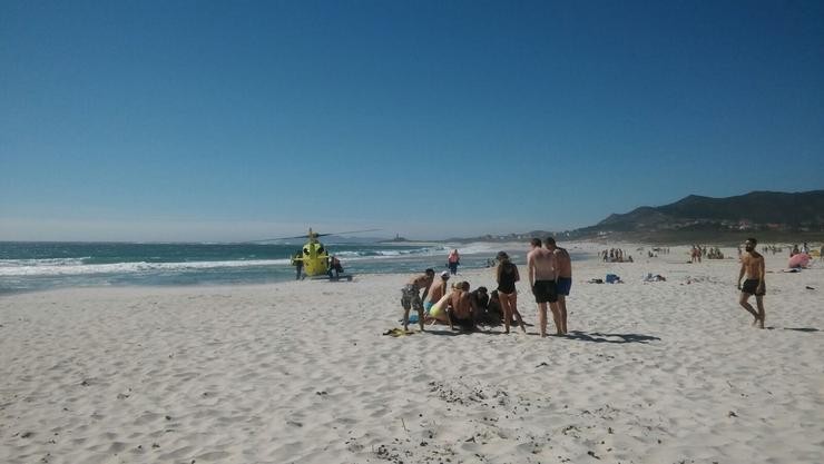 Rescate en la playa do Ancoradoiro, en Muros 