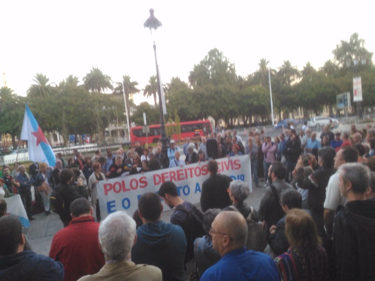 Manifestación de apoio ao referendo de Cataluña na Coruña, que foi vixiada por dúas furgonetas de antidisturbios 