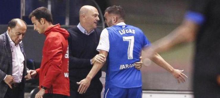 Lucas Pérez pide explicacións a Pepe Mel tralo troco. 