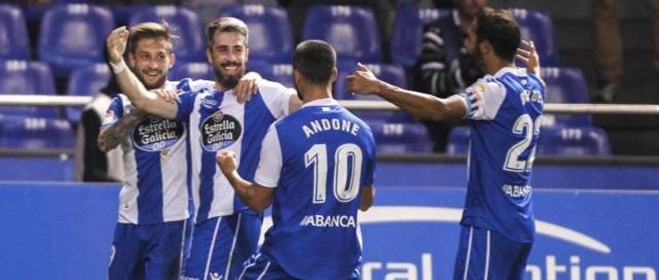 Luisinho celebra cos seus compañeiros o gol da vitoria. 