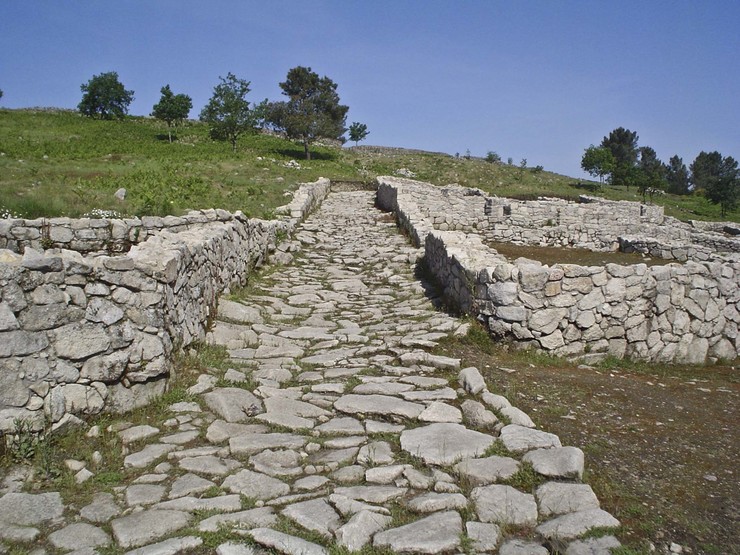 Castro de San Cibrao de Las / Lansbricae en Wikipedia.
