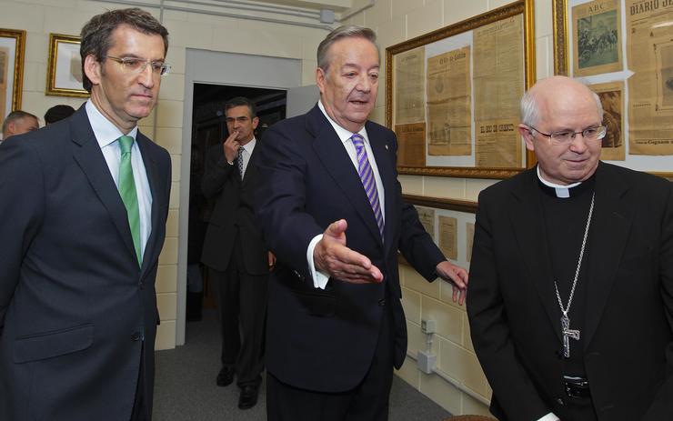 Feijóo con Santiago Rey e o arzobispo de Santiago, Julián Barrio, en 2017 /Cáritas Diocesano