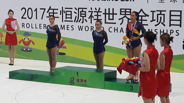 Nadia Iglesias, no intre histórico de subir ao podio do Mundial. Nadia Iglesias, histórica medalla para Galicia na patinaxe artística. 