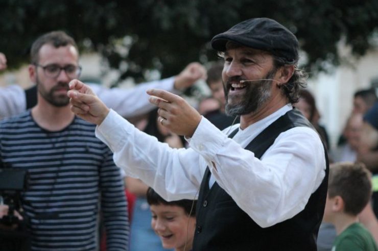 Xabier Iglesias ensina baile tradicional na escola Oxeito de Lugo | Óscar Bernárdez