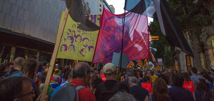 Pancartas cos presos políticos cataláns na manifestación do aniversario do 1 de outubro 
