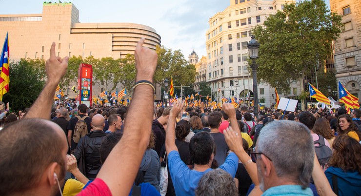 Manifestación nas rúas de Barcelona durante o aniversario do referendo de independencia do 1 de outubro de 2017 