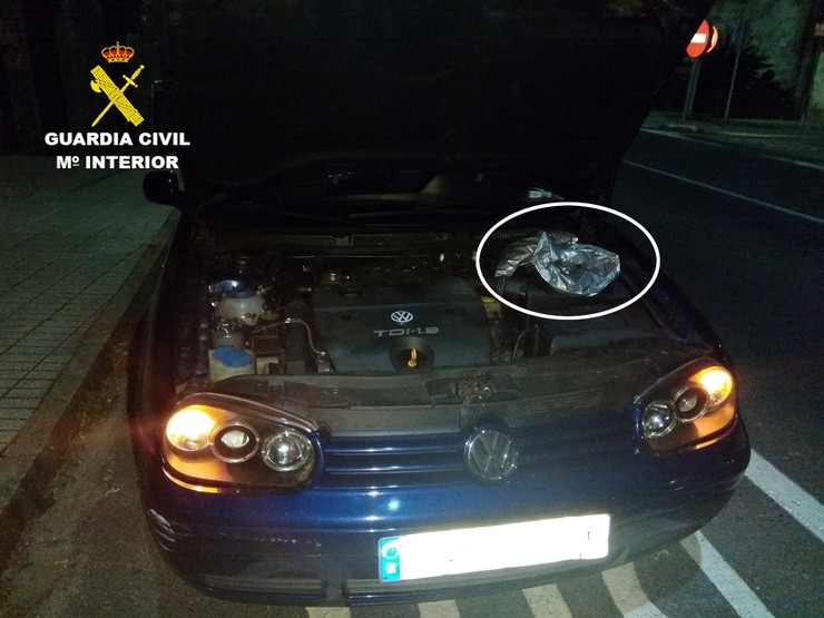 Vehículo interceptado con marihuna oculta o motor en Pontecesures (Pontevedra). GUARDIA CIVIL 