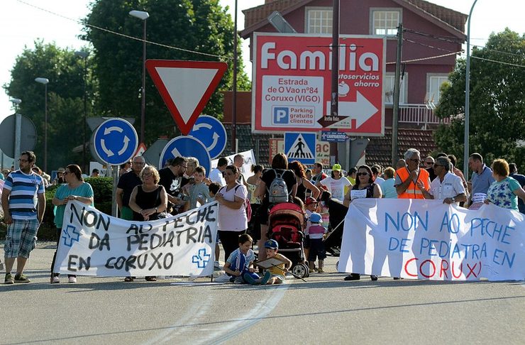 Unha protesta en Coruxo (Vigo) pola falta de pediatra 