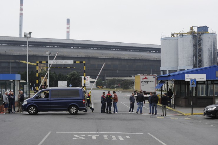 Peche das plantas de Alcoa en Avilés e A Coruña. M. Dylan/ Europa Press / Europa Press