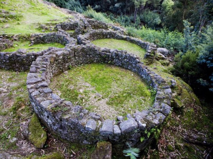 Casas do castro de Troña, en Ponteareas 