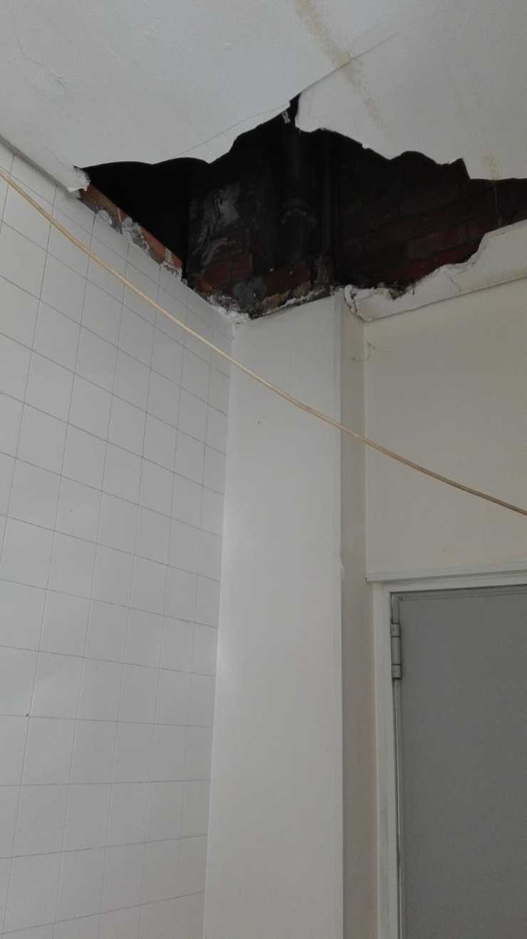 Parte do teito caído no Hospital Gil Casares / CCOO