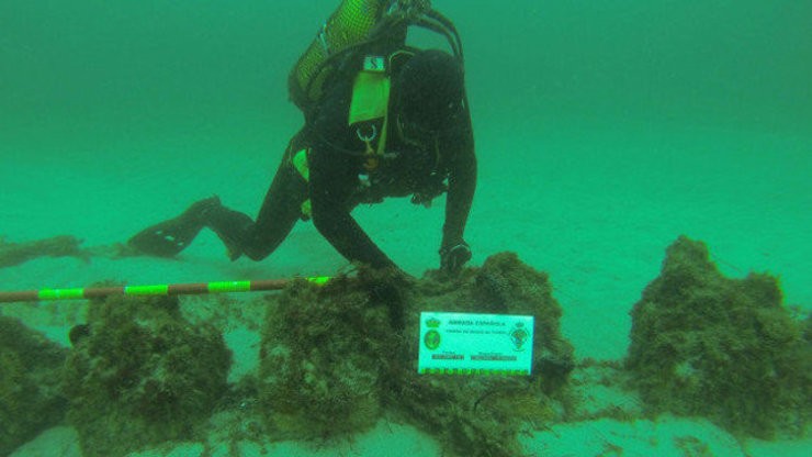 Mergullador inspecciona os restos do galeón da Segunda Armada Invencible 