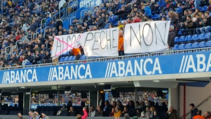 Pancarta en Riazor en contra do peche de Alcoa na Coruña. REMITIDA POR EL COMITÉ DE EMPRESA DE ALCOA 