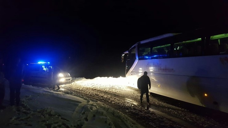 Autobús atrapado na neve en Pedrafita do Cebreiro. Guardia Civil 