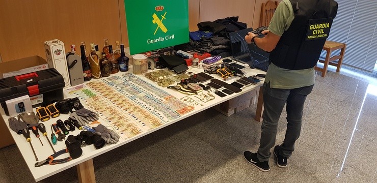 Efectos ocupados ao cinco detidos.. GUARDIA CIVIL  