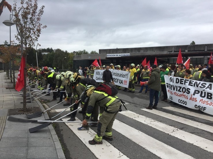 Protesta dos traballadores do servizo público de defensa contra os incendios forestais (SPDCIF) na Xunta 