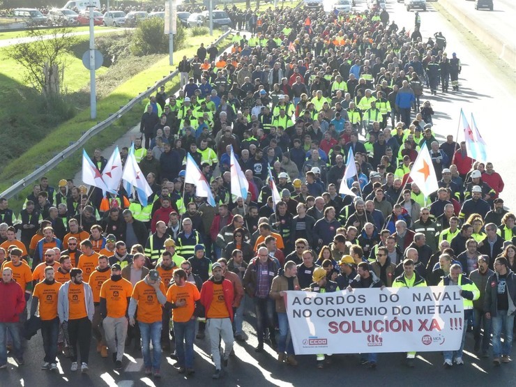 Traballadores das auxiliares da naval protestan na Coruña 