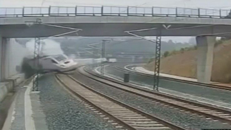 Momento en que un tren Alvia descarrila na curva de Angrois. FRANKENSTEIN-04155 - Archivo