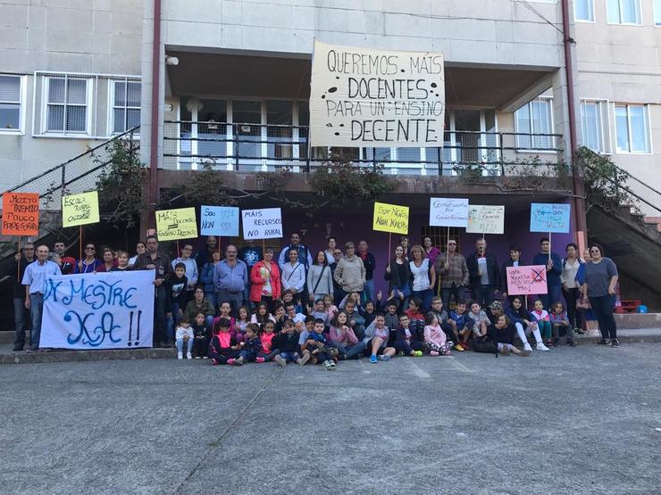 Protestas de pais, estudantes e profesores do CEIP Vilar de Barrio polos recortes na educación 