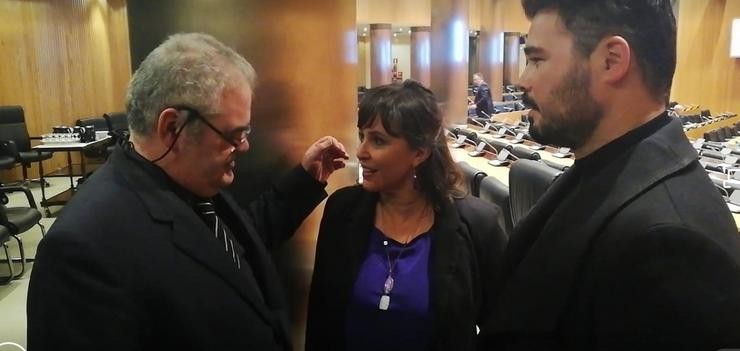 Foto do momento no que Ana Miranda e Rufián reprochan non poder entrar. BNG 