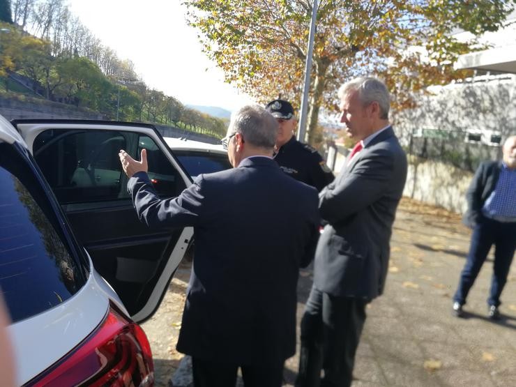 Alfonso Rueda e Luís Menor entregan catro coches á Policía Autonómica 