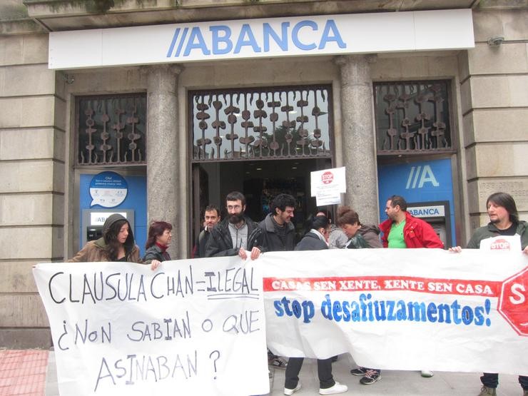 Protesta de Stop Desafiuzamentos ante Abanca contra as cláusulas solo. EUROPA PRESS - Archivo / Europa Press