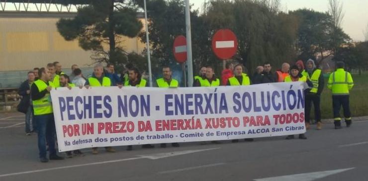 Obreiros de Alcoa San Cibrao diante das instalacións 