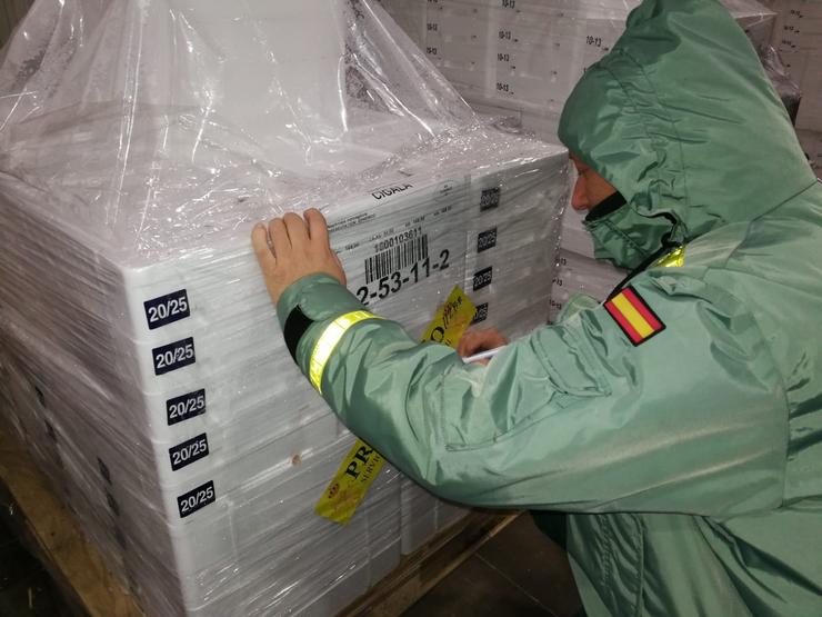 A Garda Civil intervén 153 toneladas de lagostino en empresas da Coruña. GUARDIA CIVIL 