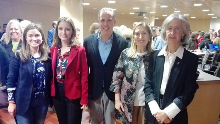 Andrea Levy xunto a Ana Pastor e outros cargos do PP de Pontevedra. PP DE PONTEVEDRA 