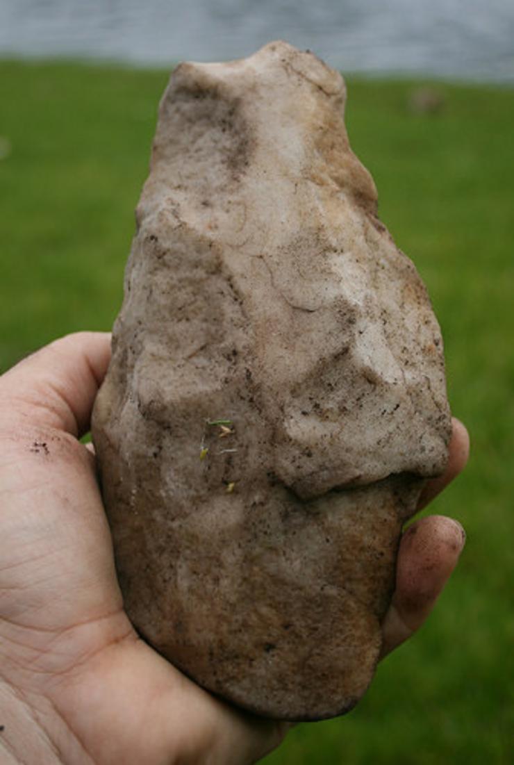 Pedra tallada que pode verse na mostra sobre o Paleolítico da Mariña en Cervo 