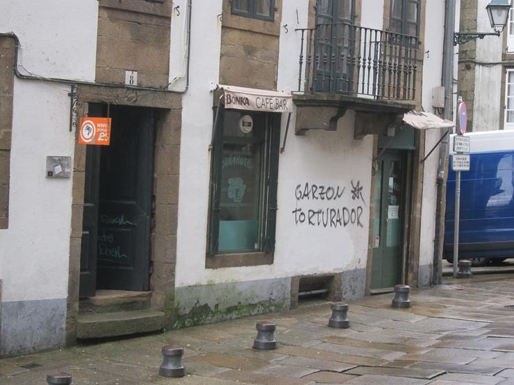 Pintadas contra Baltasar Garzón en Santiago. Europa Press - Archivo 
