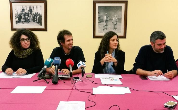 David Bruzos y miembros de la candidatura 'Entre todas' de En Marea 