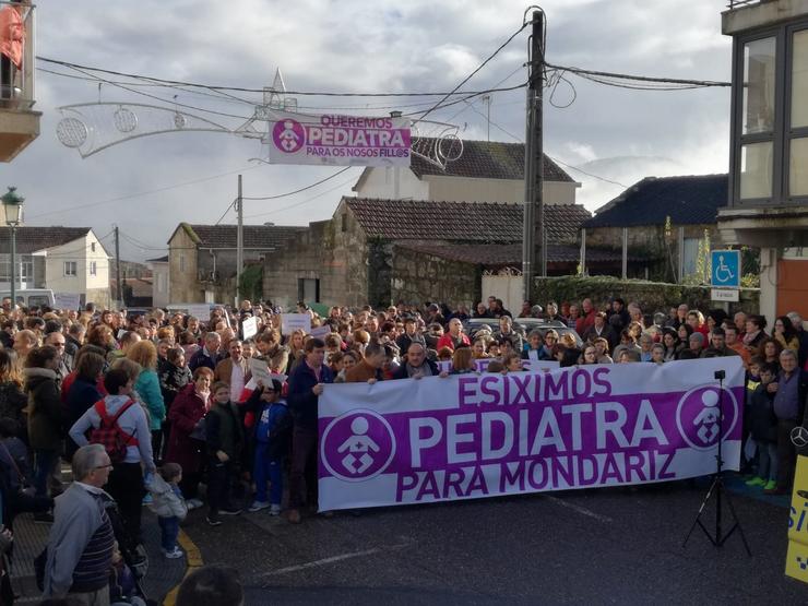 Veciños de Mondariz protestan para esixir a Sanidade un pediatra. PLATAFORMA POLA DEFENSA DO SERVIZO DE PEDIATRÍA EN