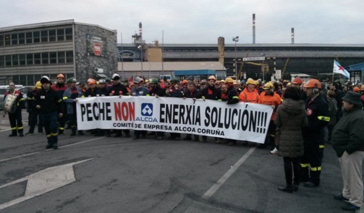 Traballadores de Alcoa Coruña protestan diante da factoría / Galicia Confidencial