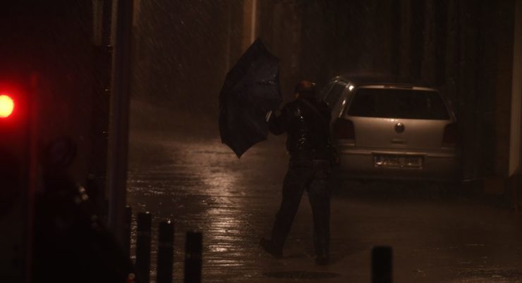 Un home tenta loitar contra os efectos da chuvia do temporal que trouxo a borrasca Beatriz en Vigo 
