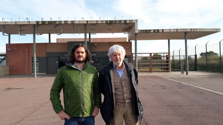 Antón Sánchez e Xosé Manuel Beiras diante da prisión onde están Junqueras e Jordi Cuixart 