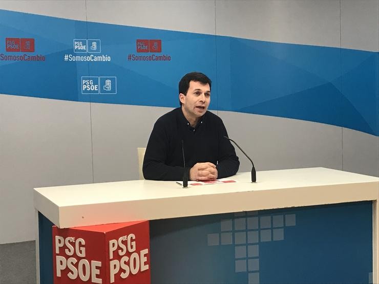 O líder o PSdeG, Gonzalo Caballero, na rolda de prensa 